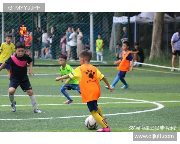 足球明星试训视频揭秘他们的训练技巧与比赛潜力的真实表现